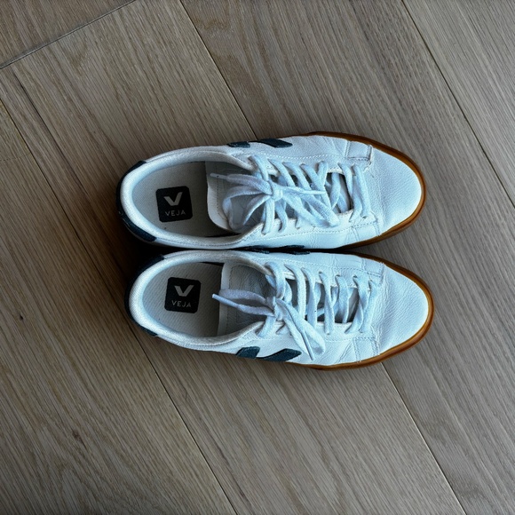 Veja gum sole campo shoes with navy V. - Picture 6 of 8